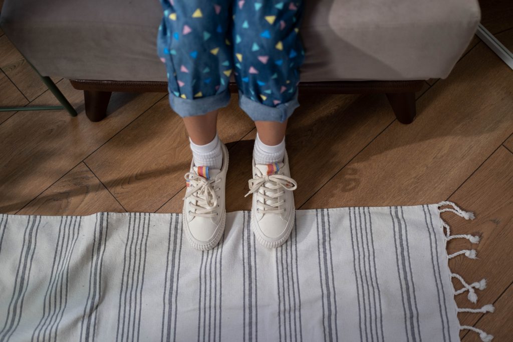 Hoe kan je kinderschoenen netjes houden? Kind trekt kinderschoenen netjes uit met behulp van ouder