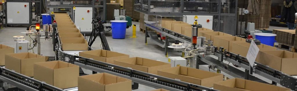 Verhoog efficiëntie door een palletiseermachine kopen Palletiseermachine in werking, automatisch stapelen van goederen op pallets voor verhoogde productie-efficiëntie