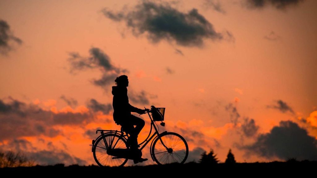Tips om de juiste aangepaste fiets voor volwassenen te kiezen Persoon rijdt op driewieler als aangepaste fiets voor stabiliteit en veiligheid