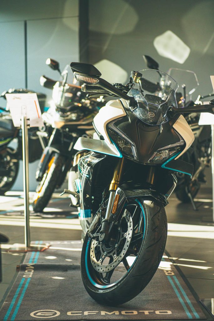 Motorwinkel in Oost-Vlaanderen met oog voor kwaliteit en vakkennis Moderne werkplaats van motorwinkel in Oost-Vlaanderen met BMW-onderhoudsfaciliteiten en gespecialiseerde apparatuur