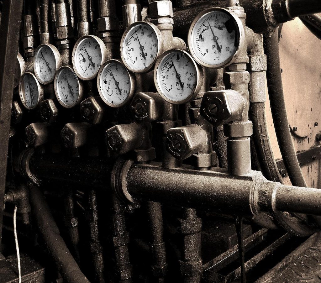Opleiding en kennisdeling als kern van een educatieve leverancier van instrumentatie Educatieve leverancier van instrumentatie toont training aan monteurs en technici met niveausensor en meetapparatuur