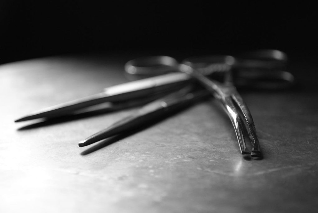 Specialist in esthetische chirurgie in Gent luistert naar patiënte tijdens consultatiegesprek voor borstvergroting