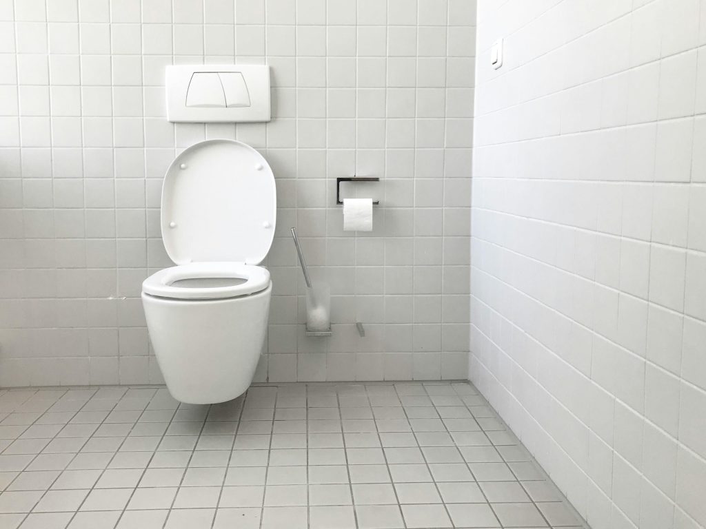 Specialist geeft advies over oplossingen voor bedplassen en incontinentieondergoed voor effectieve begeleiding