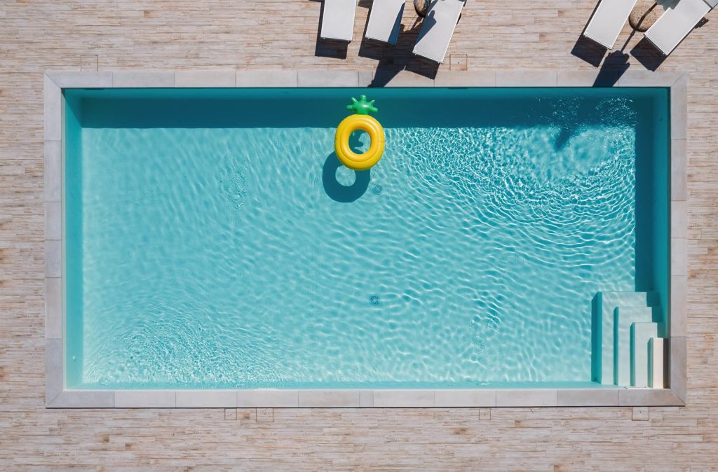 Een zwembadleverancier in Wetteren met oog voor waterkwaliteit Zwembadleverancier in Wetteren EB Pools toont professioneel inbouwzwembad met helder water