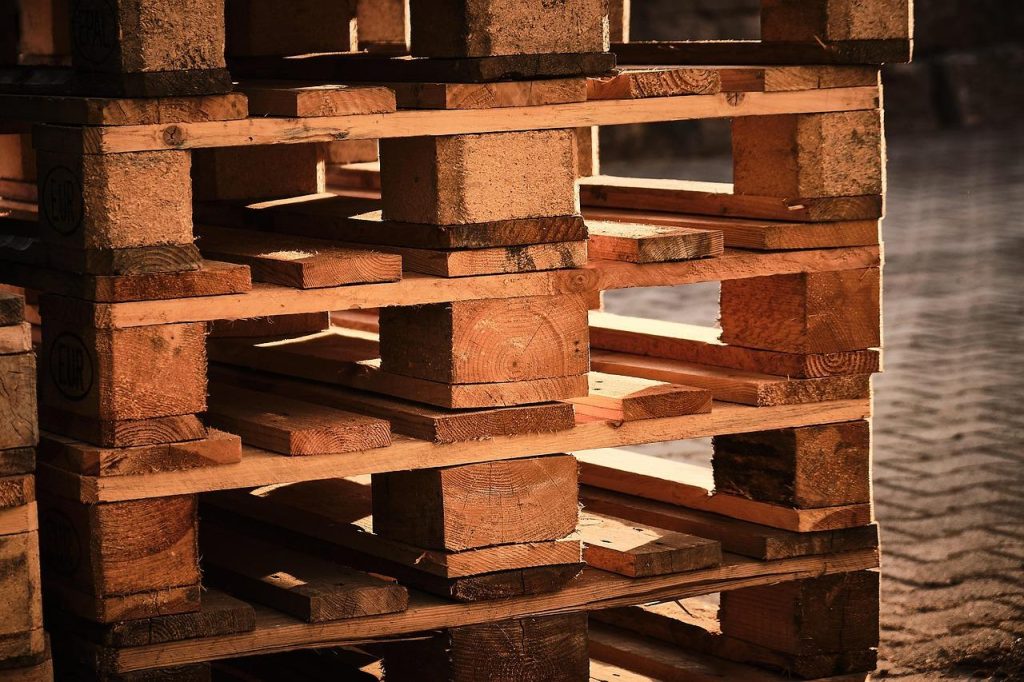 Het opkopen van pallets als duurzame keuze Illustratie over duurzaam opkopen van pallets en circulair hergebruik voor een laagcere ecologische voetafdruk