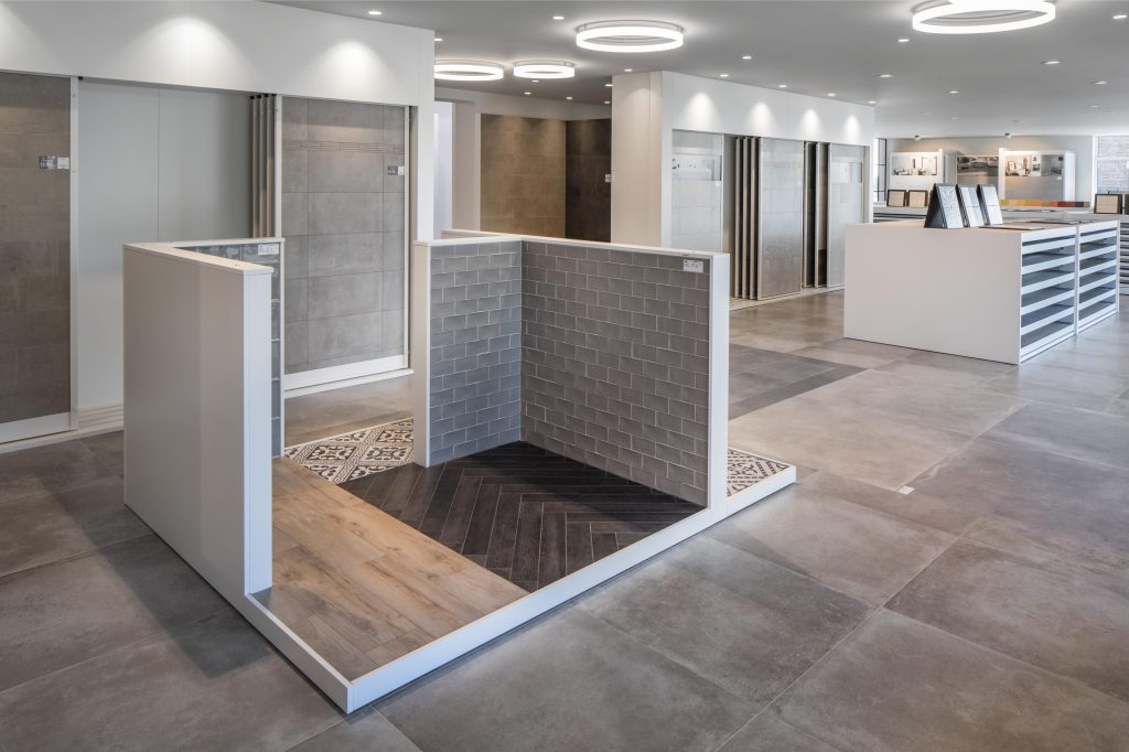 Keramische vloeren ontdekken in een tegelwinkel Showroom van tegelwinkel Van Glabeke met diverse keramische vloeren in verschillende designs en afwerkingen